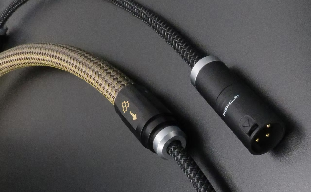 Zavfino Signalkabel mit geflochtenem Mantel und XLR-Steckern in der Detailansicht